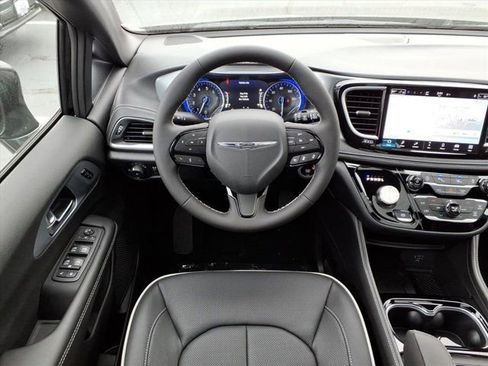 New 2026 Chrysler Pacifica Limited w/ S Appearance Package FWD image 5