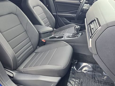 Used 2024 Volkswagen Jetta SE w/ Panoramic Sunroof Package FWD image 19