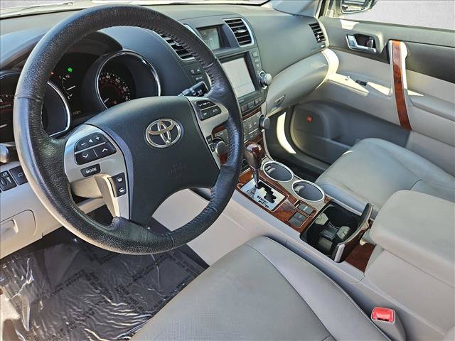 Used 2012 Toyota Highlander Limited w/ Tow Pkg FWD image 12