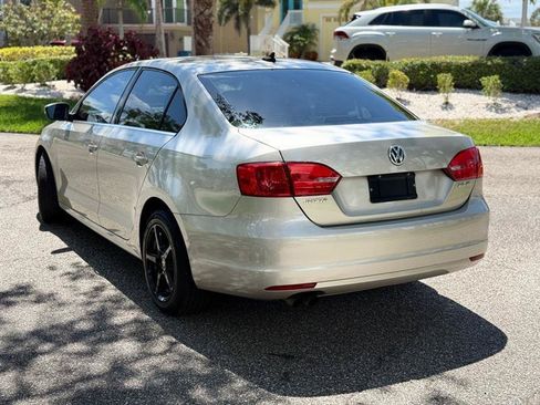 Used 2013 Volkswagen Jetta SE FWD image 3