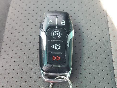 Used 2017 Ford Explorer XLT w/ Equipment Group 202A AWD/4WD image 38