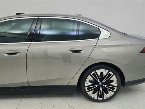 Used 2025 BMW i5 xDrive40 image 11