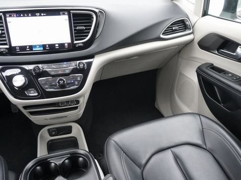 Used 2023 Chrysler Pacifica Touring-L image 34