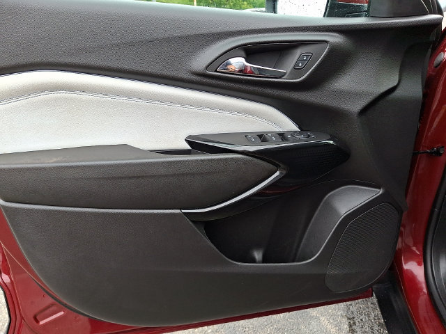 Used 2025 Chevrolet Trax LT FWD image 13