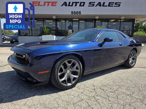 Used 2015 Dodge Challenger SXT RWD image 1