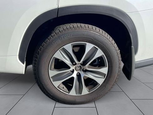 Used 2022 Toyota Highlander XLE image 11