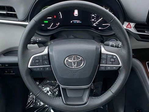 Used 2023 Toyota Sienna XLE image 12