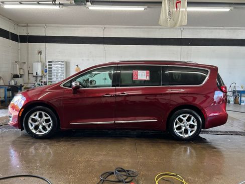 Used 2020 Chrysler Pacifica Limited FWD image 2
