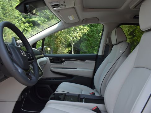 New 2026 Honda Odyssey Touring image 13