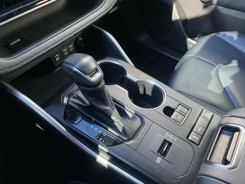 Used 2022 Toyota Highlander XLE image 19