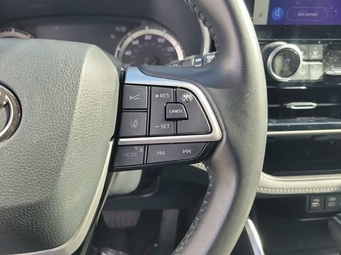 Used 2024 Toyota Highlander XLE FWD image 25