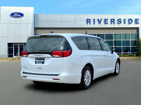 Used 2022 Chrysler Voyager LX FWD image 7