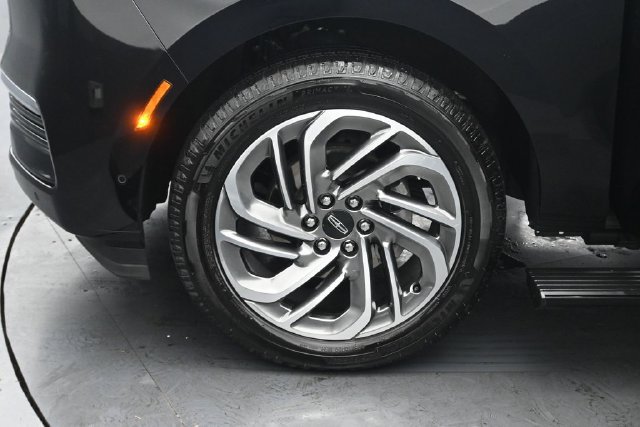 Certified 2025 Lincoln Navigator Reserve AWD/4WD image 36