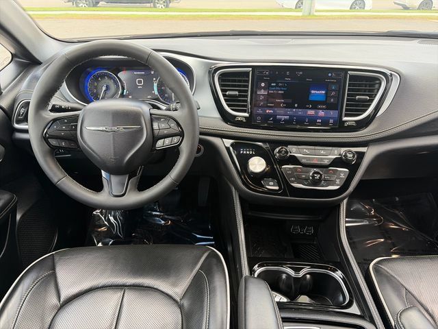 Used 2025 Chrysler Pacifica Limited FWD image 33