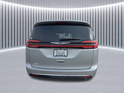 New 2026 Chrysler Pacifica Select FWD image 12