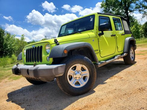 Used 2016 Jeep Wrangler Unlimited Sport w/ Connectivity Group AWD/4WD image 3