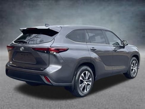 Used 2024 Toyota Highlander LE image 3