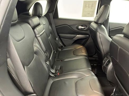 Used 2019 Jeep Cherokee Limited w/ Luxury Group AWD/4WD image 16