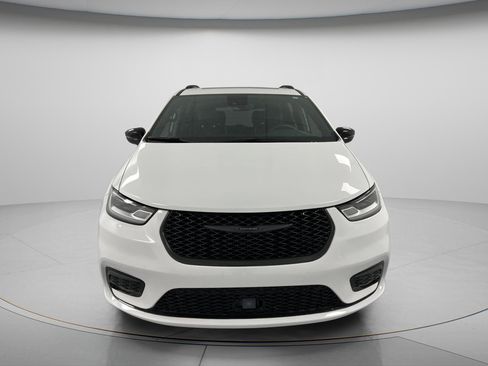 Used 2025 Chrysler Pacifica Limited FWD image 3
