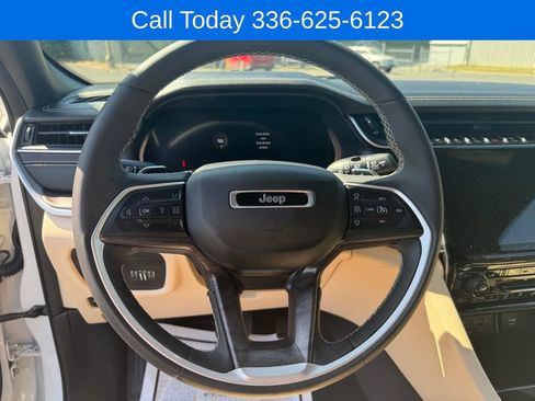 Used 2023 Jeep Grand Cherokee Limited AWD/4WD image 16