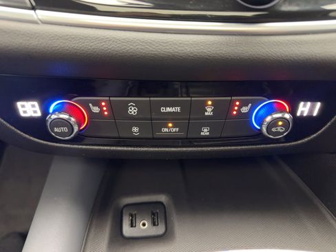 Used 2018 Buick Enclave Essence image 19