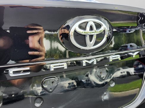 Used 2020 Toyota Camry LE image 32