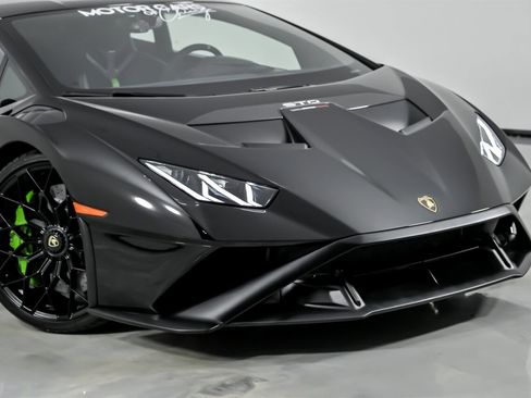 Used 2022 Lamborghini Huracan STO image 3