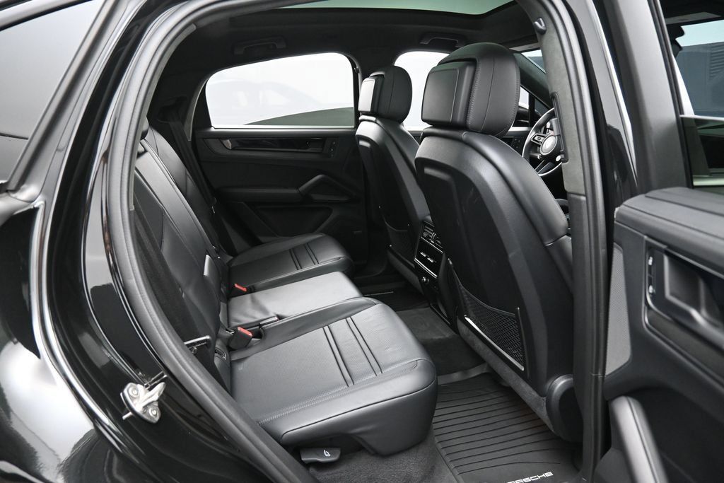 Certified 2025 Porsche Cayenne GTS AWD/4WD image 29