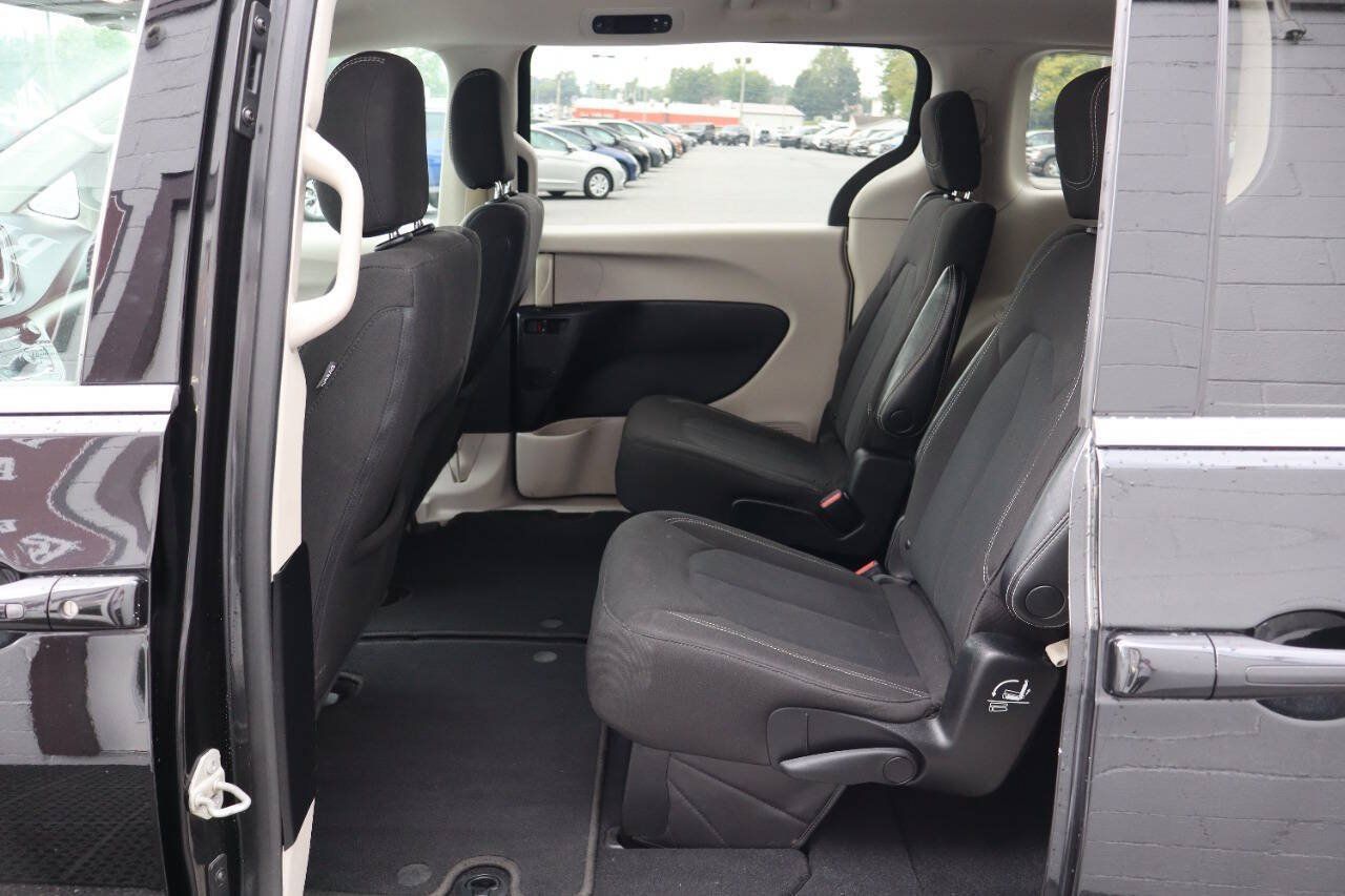 Used 2021 Chrysler Voyager LX FWD image 5