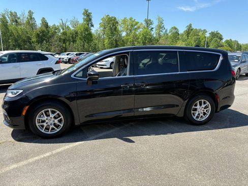 Used 2023 Chrysler Pacifica Touring-L FWD image 8