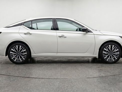 Used 2025 Nissan Altima 2.5 SV FWD image 11