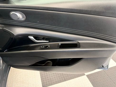 Used 2025 Hyundai Elantra Limited image 21