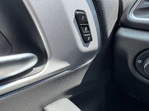 Used 2025 Chrysler Pacifica Limited FWD image 30