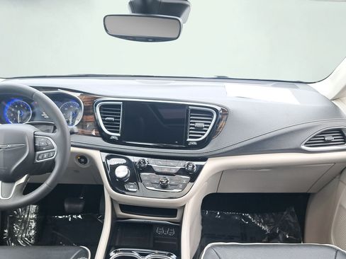 Used 2023 Chrysler Pacifica Limited FWD image 17