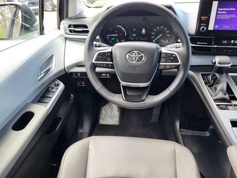 Used 2025 Toyota Sienna XLE AWD/4WD image 27