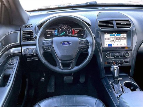 Used 2018 Ford Explorer XLT w/ Equipment Group 202A image 5