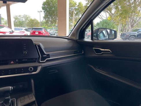 Used 2025 Kia Sportage LX image 29