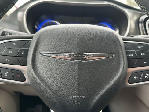 Used 2022 Chrysler Pacifica Touring-L w/ Uconnect Theater Family Group FWD image 25