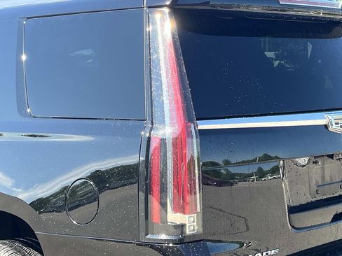 Used 2018 Cadillac Escalade Luxury AWD/4WD image 10