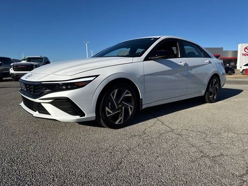Used 2025 Hyundai Elantra Sport image 2