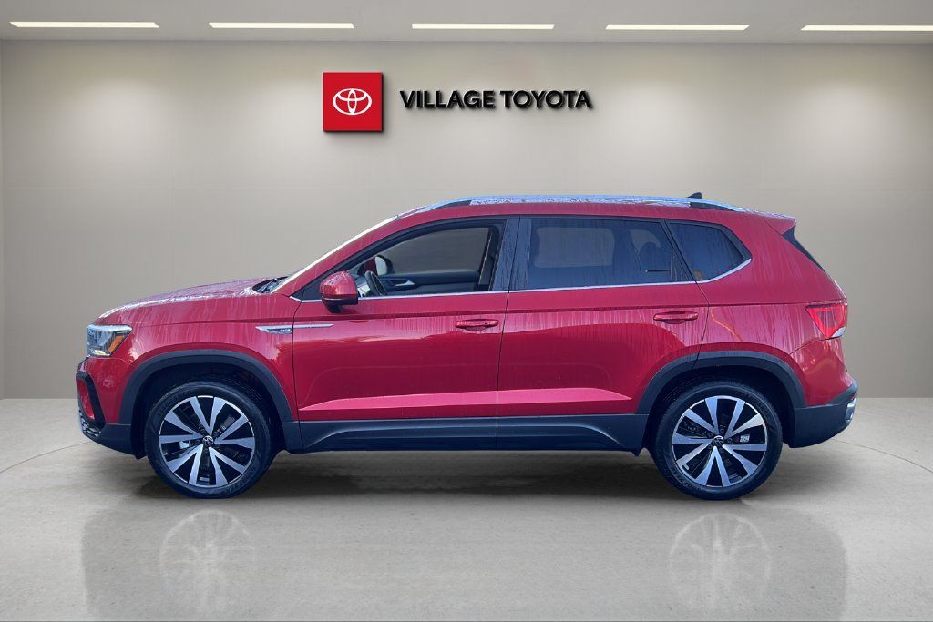 Used 2022 Volkswagen Taos SE FWD image 2