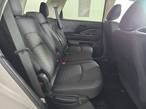 Used 2023 Nissan Pathfinder S image 12