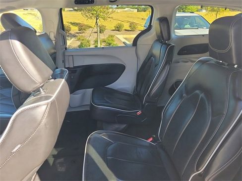 Used 2023 Chrysler Pacifica Limited image 13