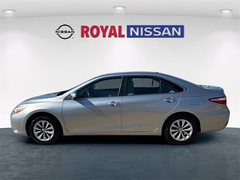 Used 2017 Toyota Camry LE image 4