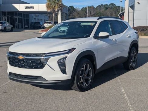 Used 2025 Chevrolet Trax LT w/ LT Convenience Package image 7