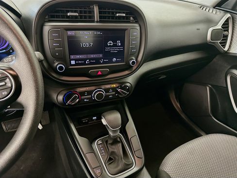 Used 2025 Kia Soul LX w/ LX Technology Package FWD image 25