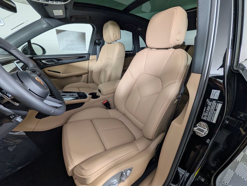 Certified 2026 Porsche Macan AWD/4WD image 5