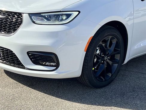 New 2026 Chrysler Pacifica Limited image 7