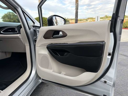 Used 2022 Chrysler Voyager LX FWD image 25