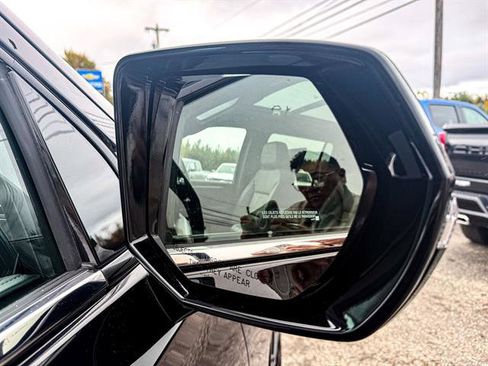 Used 2025 Chevrolet Suburban High Country image 15